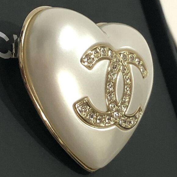 CHANEL CC Logo Rhinestone Heart Pearl Brooch Gold Tone Pin A21B Auth w/Box #7441 - Picture 4 of 10